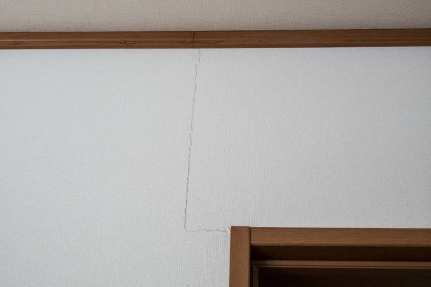 istock Deteriorated and cracked interior walls 1317784549