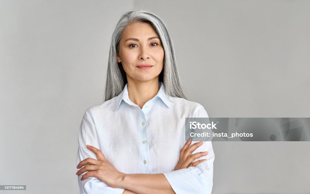 Disparo en la cabeza de una mujer de negocios asiática madura de 50 años de origen gris. - Foto de stock de Mujeres libre de derechos