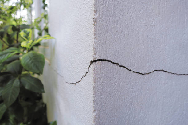 Cracked concrete building wall corner Cracked concrete building wall at the outside corner that effected with earthquake and collapsed ground cracked stock pictures, royalty-free photos & images