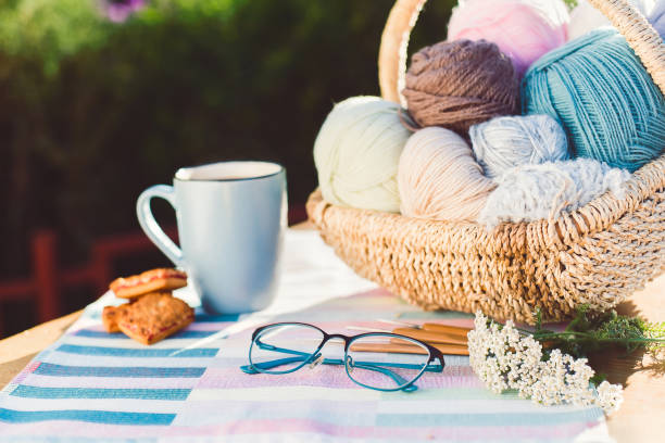 女性の趣味。良い晴天の外のかぎ針編みや編み物のアクセサリー - knitting residential structure glasses hot drink ストックフォトと画像