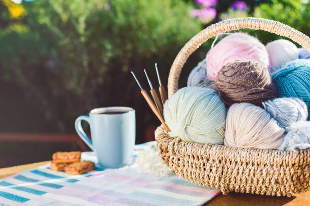 女性の趣味。良い晴天の外のかぎ針編みや編み物のアクセサリー - knitting residential structure glasses hot drink ストックフォトと画像