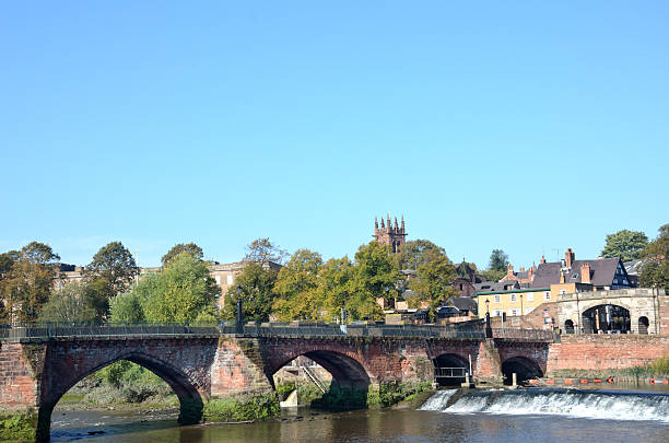 Vista del antiguo puente del río Dee en Chester - foto de stock