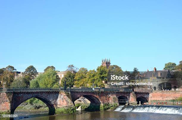 Photo libre de droit de Vue Sur Le Vieux Pont De La Rivière Dee À Chester banque d'images et plus d'images libres de droit de Angleterre - Angleterre, Bleu, Cheshire