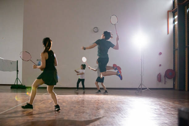 le tenniste asiatiche cinesi di badminton saltano sparando in tribunale - racchetta da volano foto e immagini stock