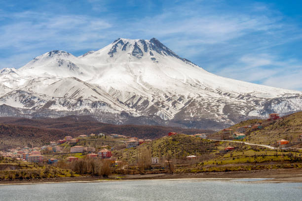 vulcano estinto monte hasan ad aksaray, turchia - turkey extreme terrain snow nature foto e immagini stock