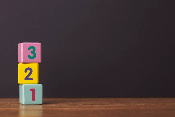 изучите концепцию. 123 цифры на трех игрушных блоках в форме столба на деревянном столе. пустое пространство для текстов. - block numbers стоковые фото и изображения