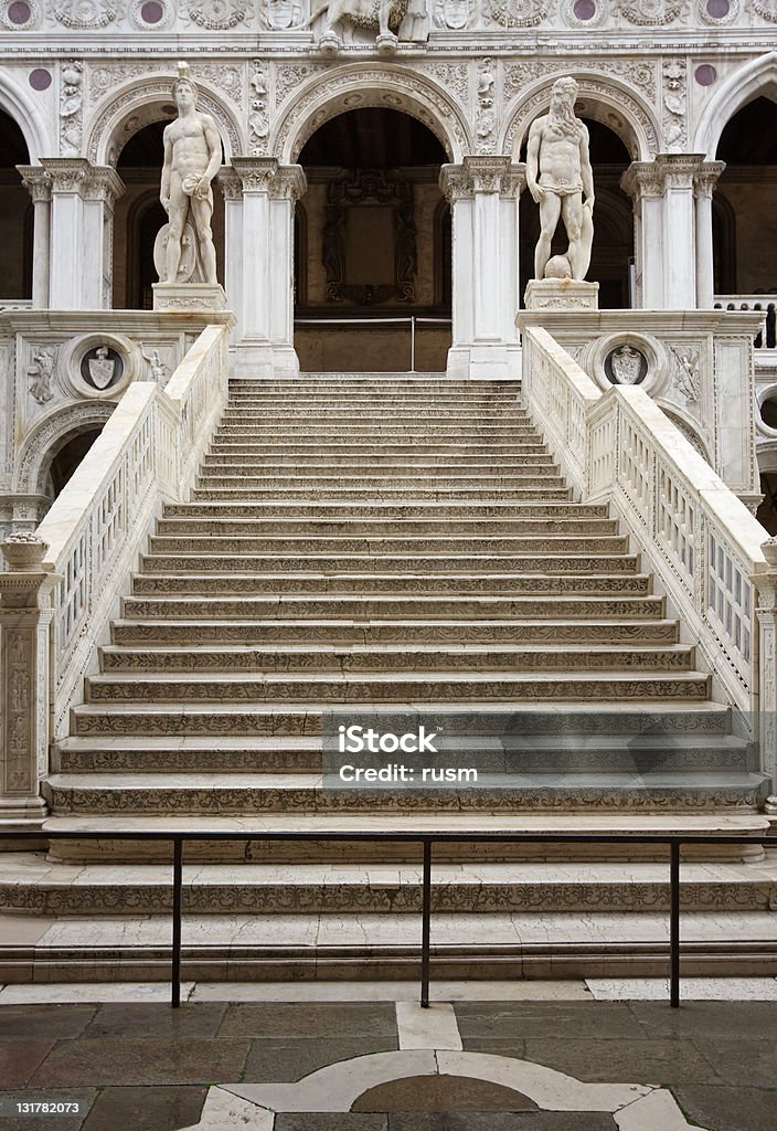 Escalera de palacio ducal - Foto de stock de Estatua libre de derechos
