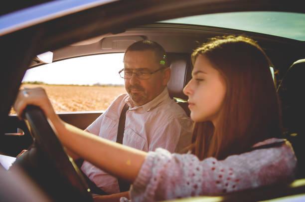 insegnare a mio figlio a guidare - car insurance women driving foto e immagini stock