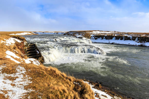 водопады огиссюфосс, расположенные недалеко от хелла на маршруте 1, исландия в зимний сезон. - winter sunset stream snow стоковые фото и изображения