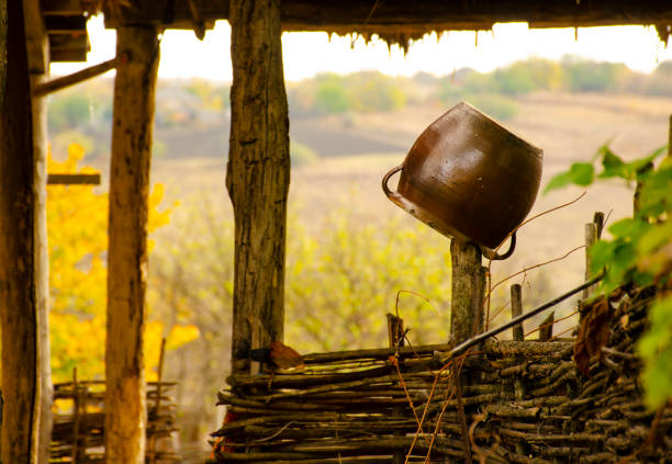 田舎のフェンスにポットハングアップ。アンティークの伝統的な食器。田舎の風景。古い手作りの粘土水差し。セラミックひび割れたピッチャー。手作り粘土鍋手作り。 - jug pitcher pottery old ストックフォトと画像