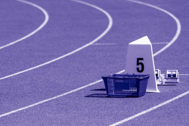 stade d’athlétisme avec pistes de course et blocs de départ. filtre de couleur bleu - starting block dathlétisme photos et images de collection