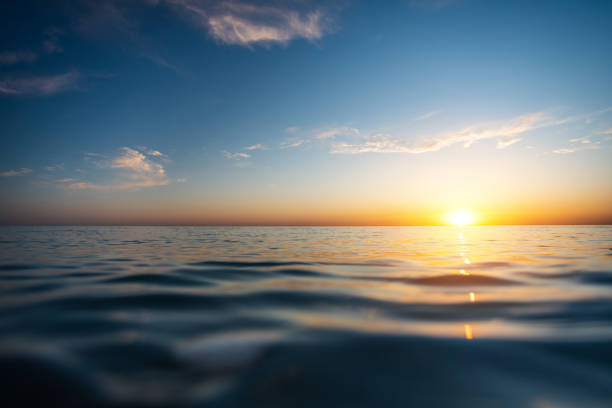 hermosa puesta de sol en el mar - anochecer fotografías e imágenes de stock