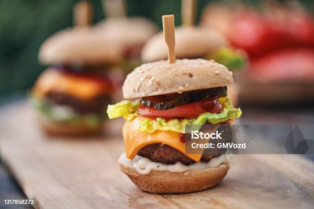 Patie Sapi Burger Mini Dengan Daging Sapi Pattie Tomat Acar Dan Selada Foto Stok ...