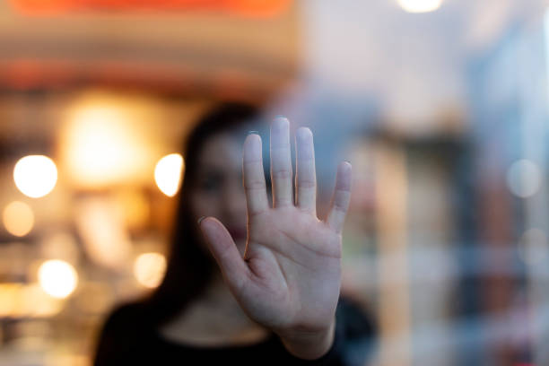 en kvinna som visar gest stop. våld mot kvinnor koncept - me too bildbanksfoton och bilder