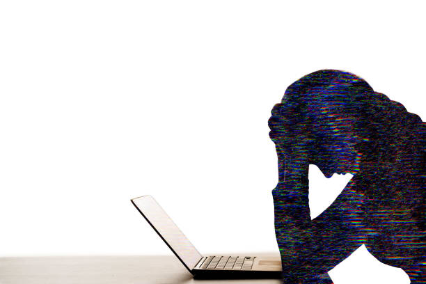 doppia esposizione silhouette glitch donna laptop - cyberbullismo foto e immagini stock