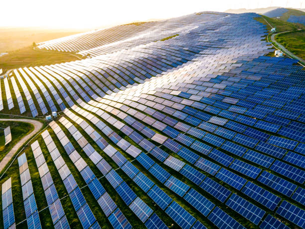 vista aérea de painéis solares na montanha - usina de energia solar - fotografias e filmes do acervo