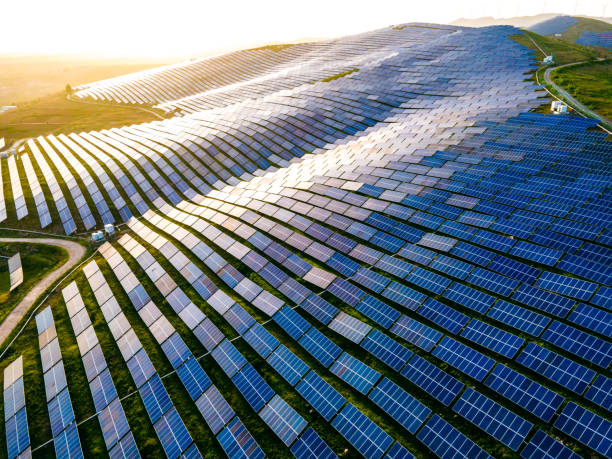 вид с воздуха на солнечные панели в горах - возобновляемая энергия стоковые фото и изображения