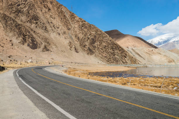 kuvapankkikuvat ja rojaltivapaat kuvat aiheesta gobi lumi vuoret ja tiet kashgar, xinjiang, kiina - sand mountain