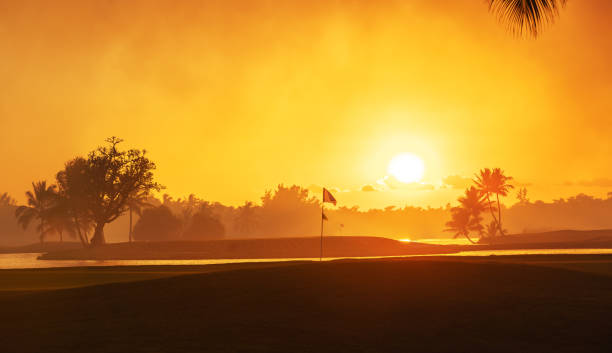 golfplatz in der tropischen insel - golf golf course sunrise morning stock-fotos und bilder