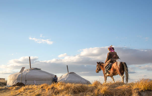 caçador de águias nômades mongóis em seu cavalo - image title - fotografias e filmes do acervo