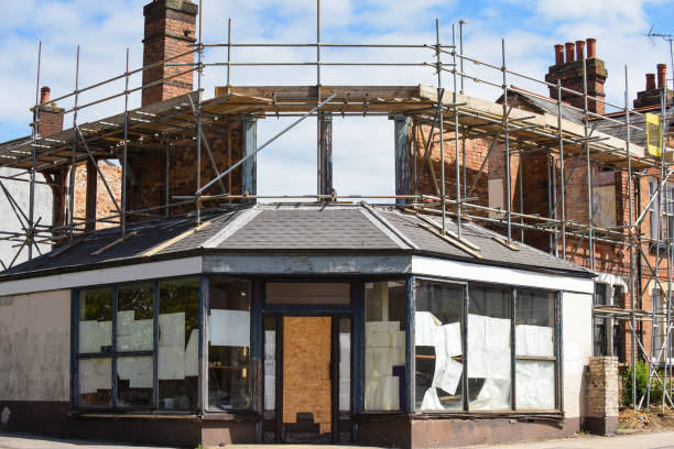 리노베이션 작업을 허용하는 건물 외관의 비계 - uk scaffolding construction building activity 뉴스 사진 이미지