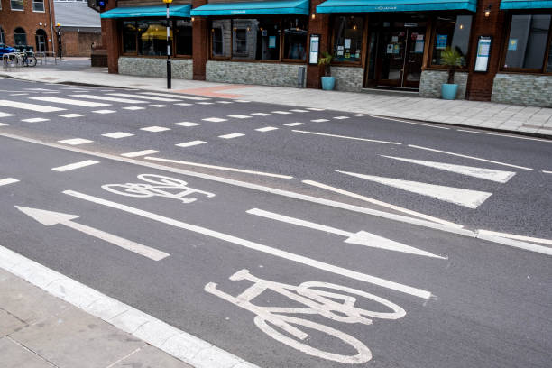 białe oznakowanie dróg, oznakowanie przejść dla pieszych i ścieżek rowerowych - bicycle london england cycling safety zdjęcia i obrazy z banku zdjęć