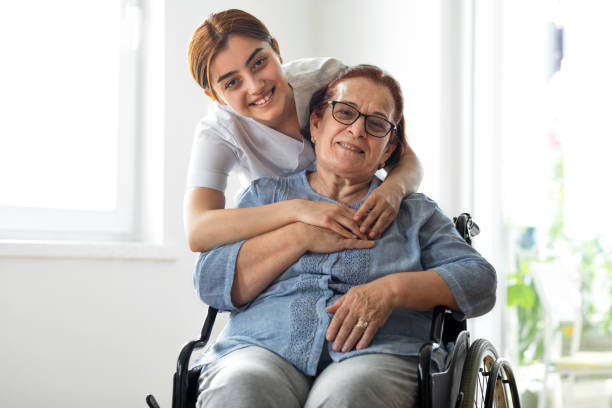 la donna anziana gode con la sua infermiera sanitaria domestica - senior adult nursing home assisted living talking foto e immagini stock