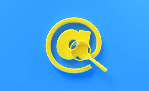 lupa amarilla sentada sobre amarillo en símbolo sobre fondo azul - spamfilter fotografías e imágenes de stock