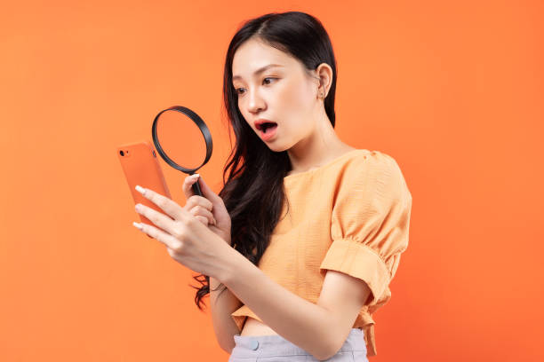 mujer de fondo - lupa instrumento óptico fotografías e imágenes de stock