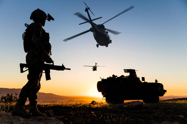 opération militaire au lever du soleil - armement photos et images de collection