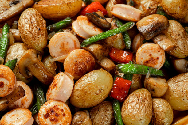 焼き野菜アスパラガス、コショウ、キノコ、ソーセージ、水平向きをクローズアップ - close up roasted meal pepper ストックフォトと画像