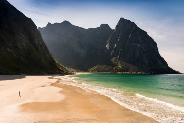 vista da praia rochosa kvalvika em lofoten. - lofoten - fotografias e filmes do acervo