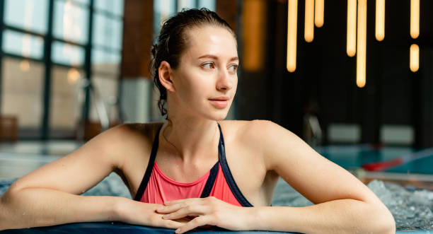 ritratto di bella ragazza di lusso nella spa concept con ragazza moderna e spazio di copia. la giovane donna si rilassa nella vasca idromassaggio. - physical therapy hydrotherapy swimming healthcare and medicine foto e immagini stock