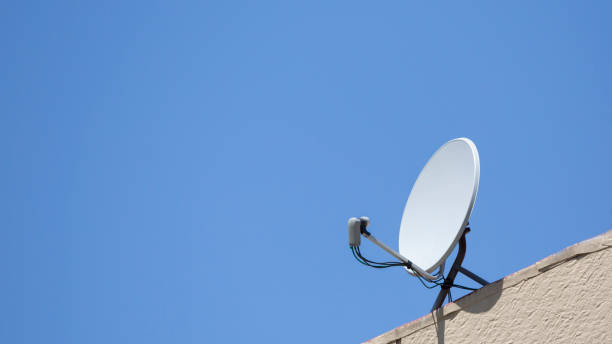 antena parabólica em frente a um céu azul - connect the dots audio - fotografias e filmes do acervo