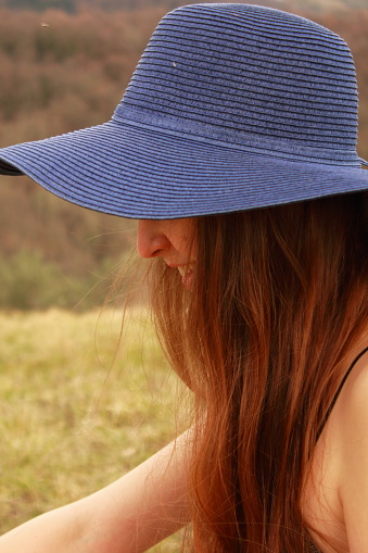 Chica con sombrero photo