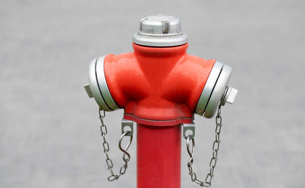 sistema de prevenção de detalhes de incêndio de hidrantes vermelhos em foco - fire prevention - fotografias e filmes do acervo