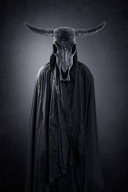 figura raccapricciante con teschio animale con corna al buio - goat skull foto e immagini stock