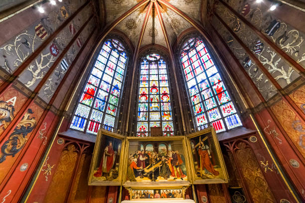 интерьеры собора нотр-дам д'анверс, анверс, бельгия - cathedral of our lady стоковые фото и изображения