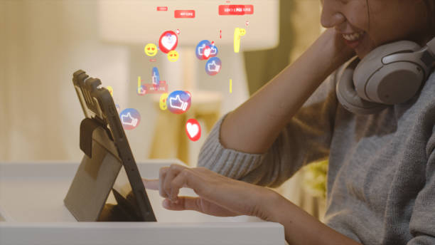 азиатская женщина с помощью планшета с анимацией значок социальных медиа - digital tablet the media internet marketing стоковые фото и изображения