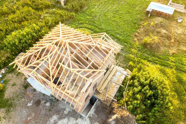 vista aerea della casa in mattoni incompiuta con struttura del tetto in legno in costruzione. - building place foto e immagini stock