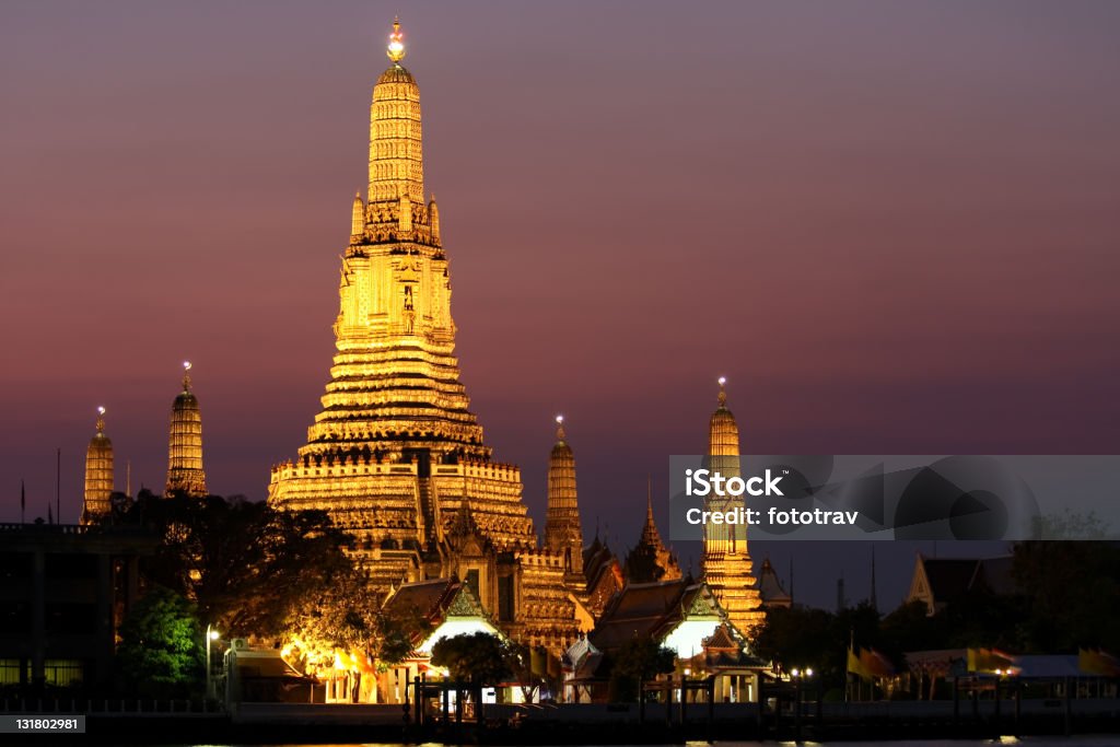Wat Arun, Temple of Dawn o zachodzie słońca w Bangkoku - Zbiór zdjęć royalty-free (Architektura)