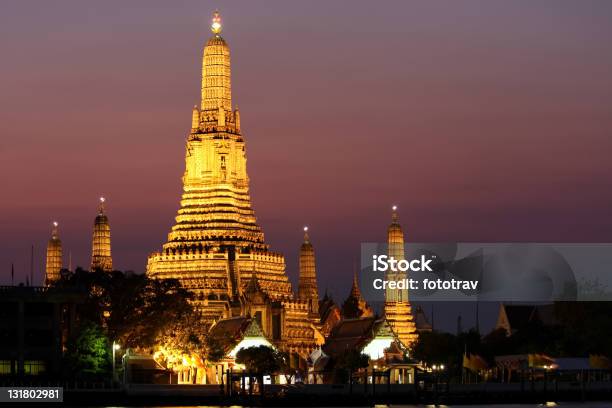 Wat Arun Temple Of Dawn O Zachodzie Słońca W Bangkoku - zdjęcia stockowe i więcej obrazów Architektura