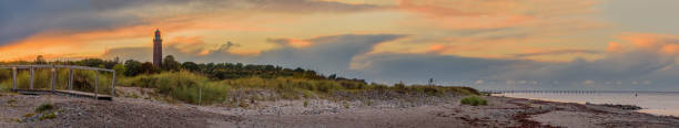 impresionante panorama hermoso del paisaje costero en el mar báltico en el faro de neuland en la orilla de la bahía de hohwacht, schleswig-holstein, alemania, impresionante vista desde la costa del mar báltico - lighthouse beacon north sea coastal feature fotografías e imágenes de stock