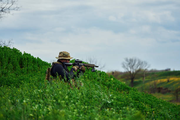 airsoft player visando o escopo do rifle - conciliator - fotografias e filmes do acervo