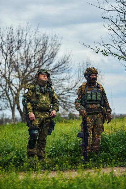 dwóch żołnierzy w stroju z bronią w terenie - hunting two people camouflage rifle zdjęcia i obrazy z banku zdjęć