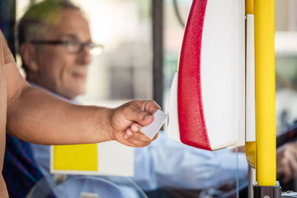homme payant le tarif par carte à puce dans l’autobus - farnes photos et images de collection