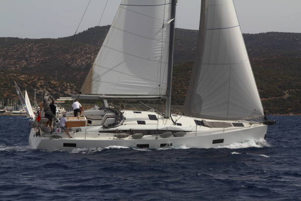 les voiliers naviguent par temps venteux dans les eaux bleues de la mer egée - sailboat storm teamwork competition photos et images de collection