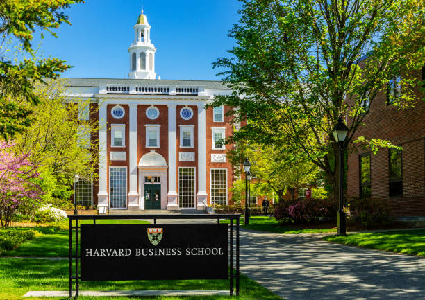 the baker library - bloomberg center - harvard business school, harvard university - massachusetts boston harvard university sign stock-fotos und bilder