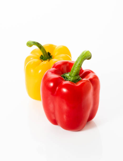 흰색 배경에 피망 - yellow bell pepper 뉴스 사진 이미지