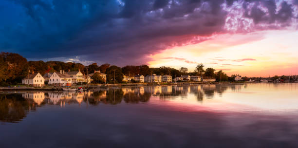 panoramablick auf wohnhäuser am mystischen fluss - mystic connecticut nobody new england stock-fotos und bilder